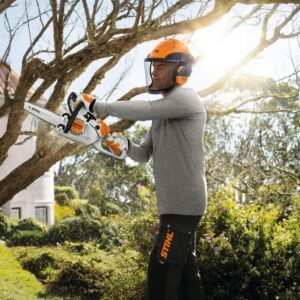 Alternative view of MS 151 C-E motosierra de gasolina: extremadamente ligera